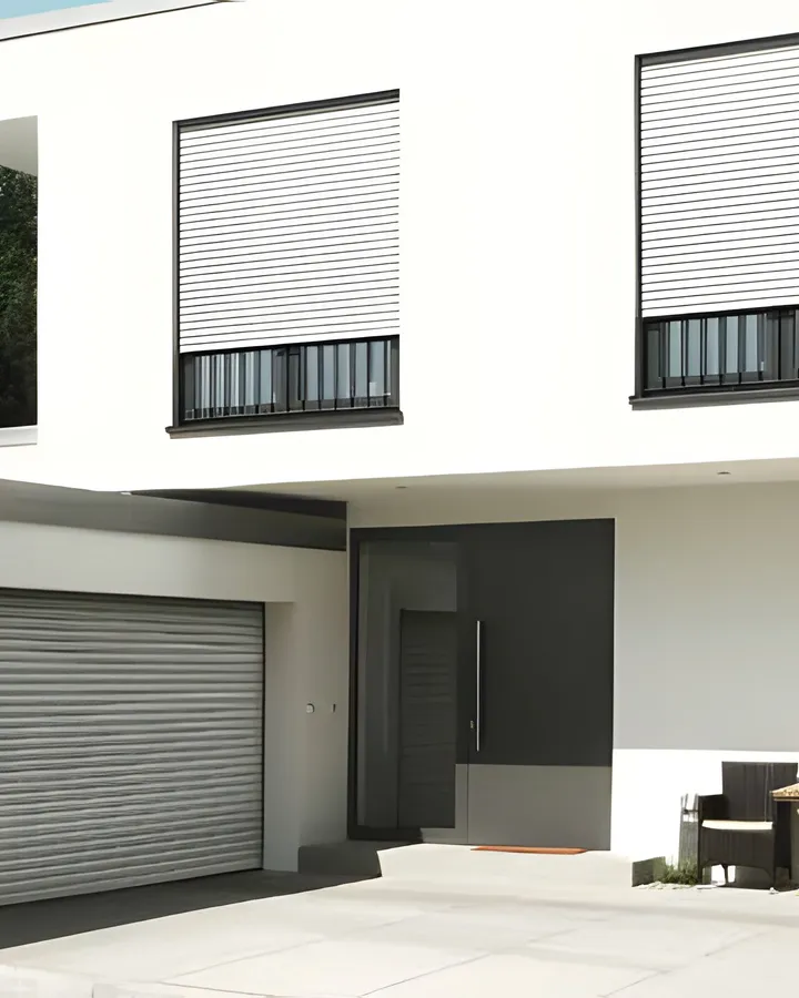 Garagentor aus Aluminium an einem Wohnhaus