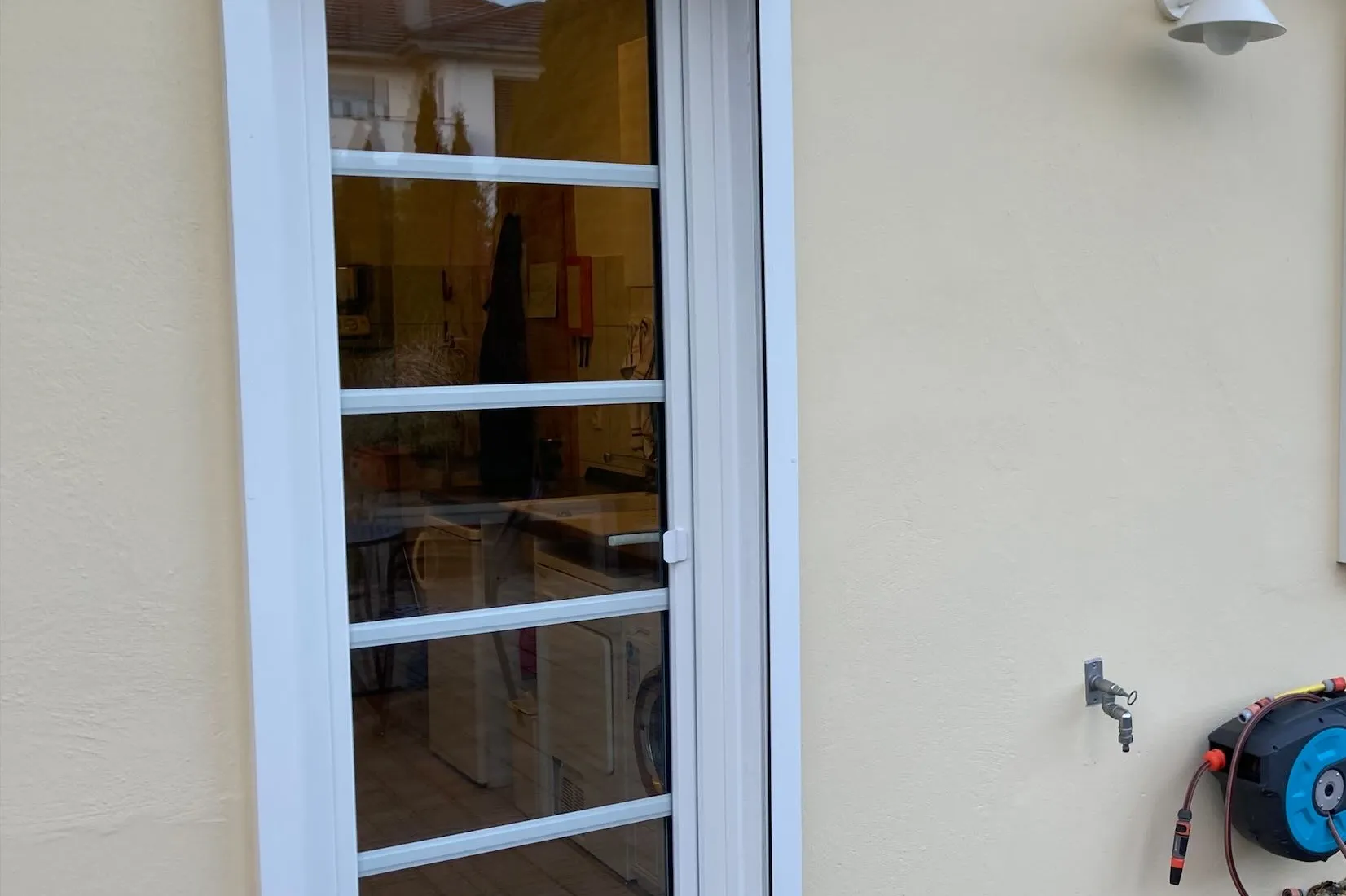 Holzfenster mit Sprossen in einem Wohnraum