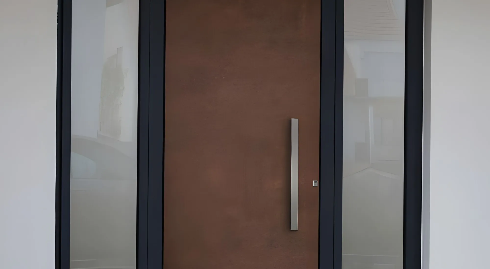 Haustür in Holzoptik mit Seitenteil und Oberlicht an einem Hauseingang