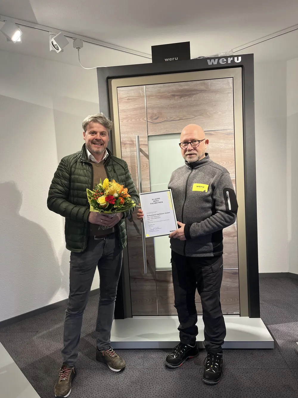 Uwe Hartmann nimmt die Urkunde für 30 Jahre WERU-Fachbetrieb entgegen