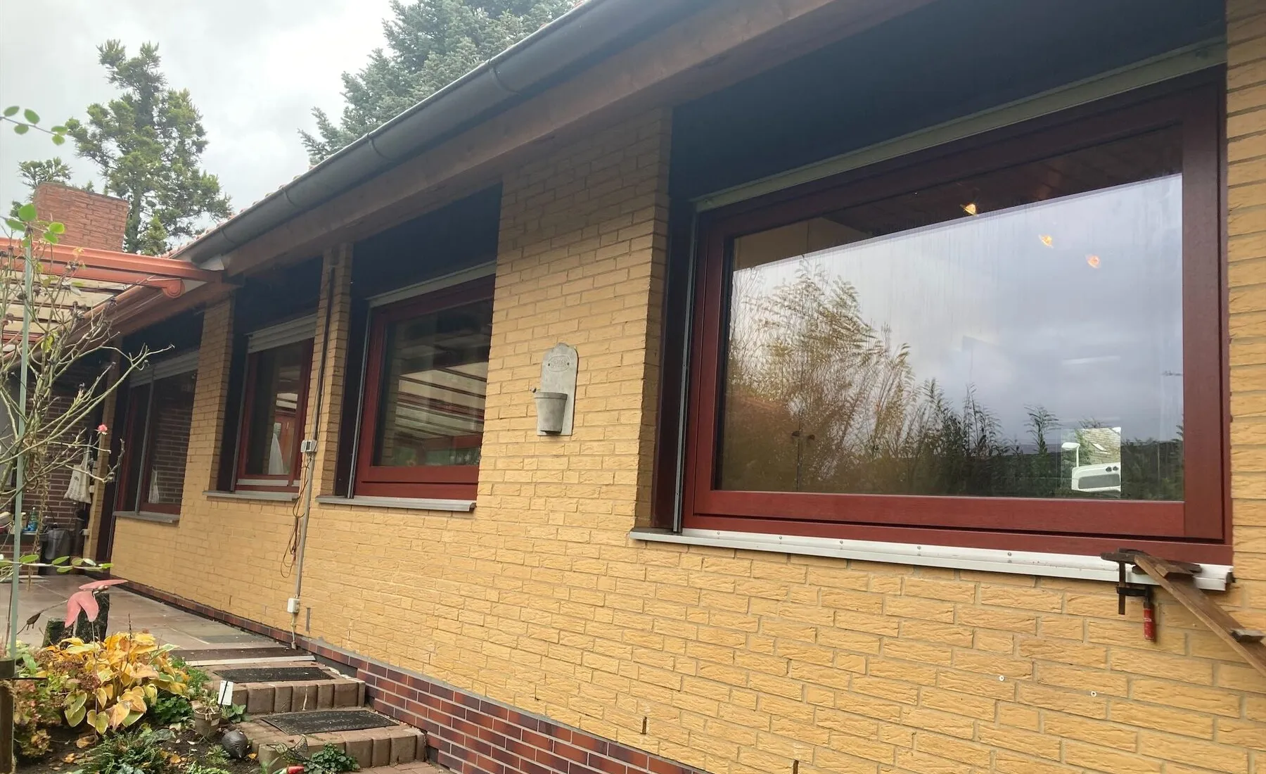 Bungalow mit neuen Holzfenstern, montiert von der Hartmann Schreinerei