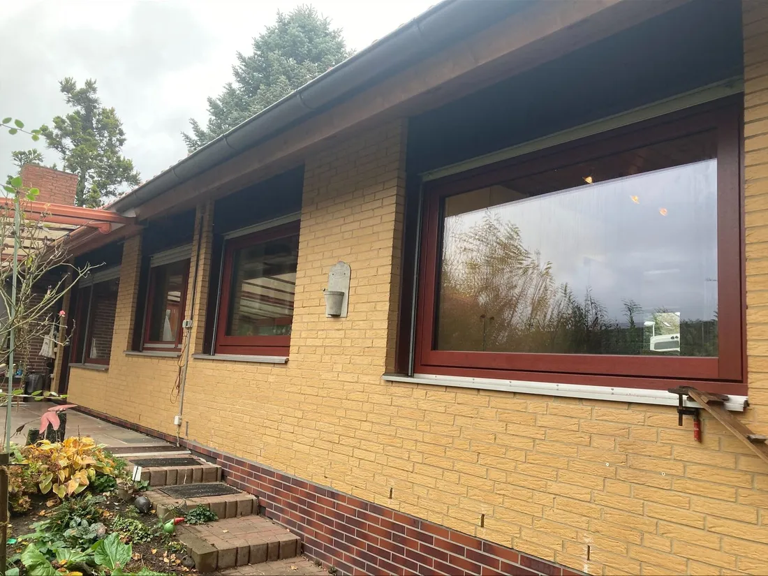 Holzfenster am Bungalow