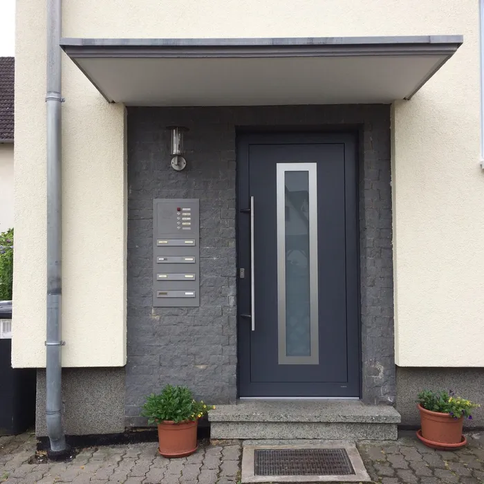 Haustür in Anthrazit mit integrierter Briefkastenanlage