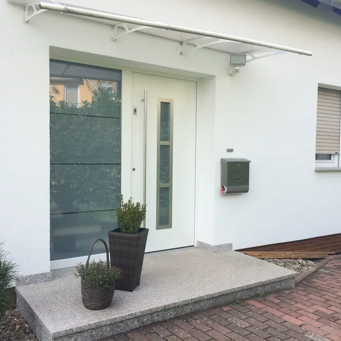 Weiße Haustür mit großer Glasfläche