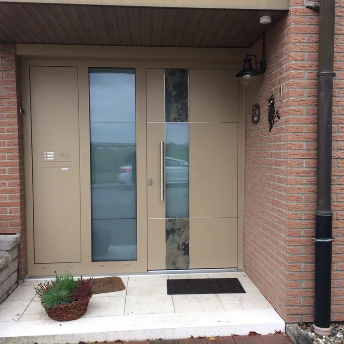 Zweiflügelige Haustür in Beige unter einem überdachten Eingang