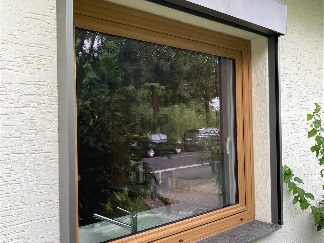 Raffstore vor Holzfenster