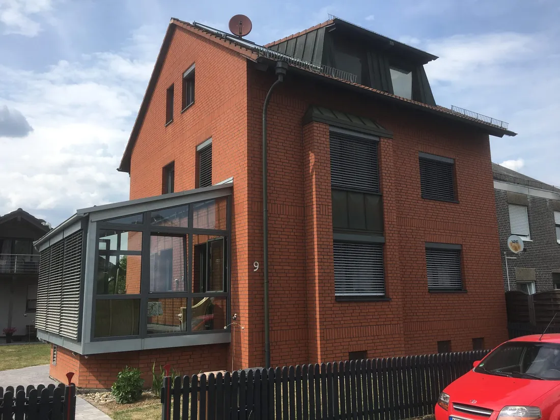 Klinkerhaus mit neuem Wintergarten und Fenstern in Anthrazitgrau