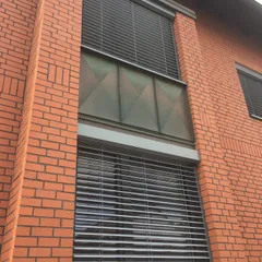 Erkerfenster mit Raffstore am Klinkerhaus
