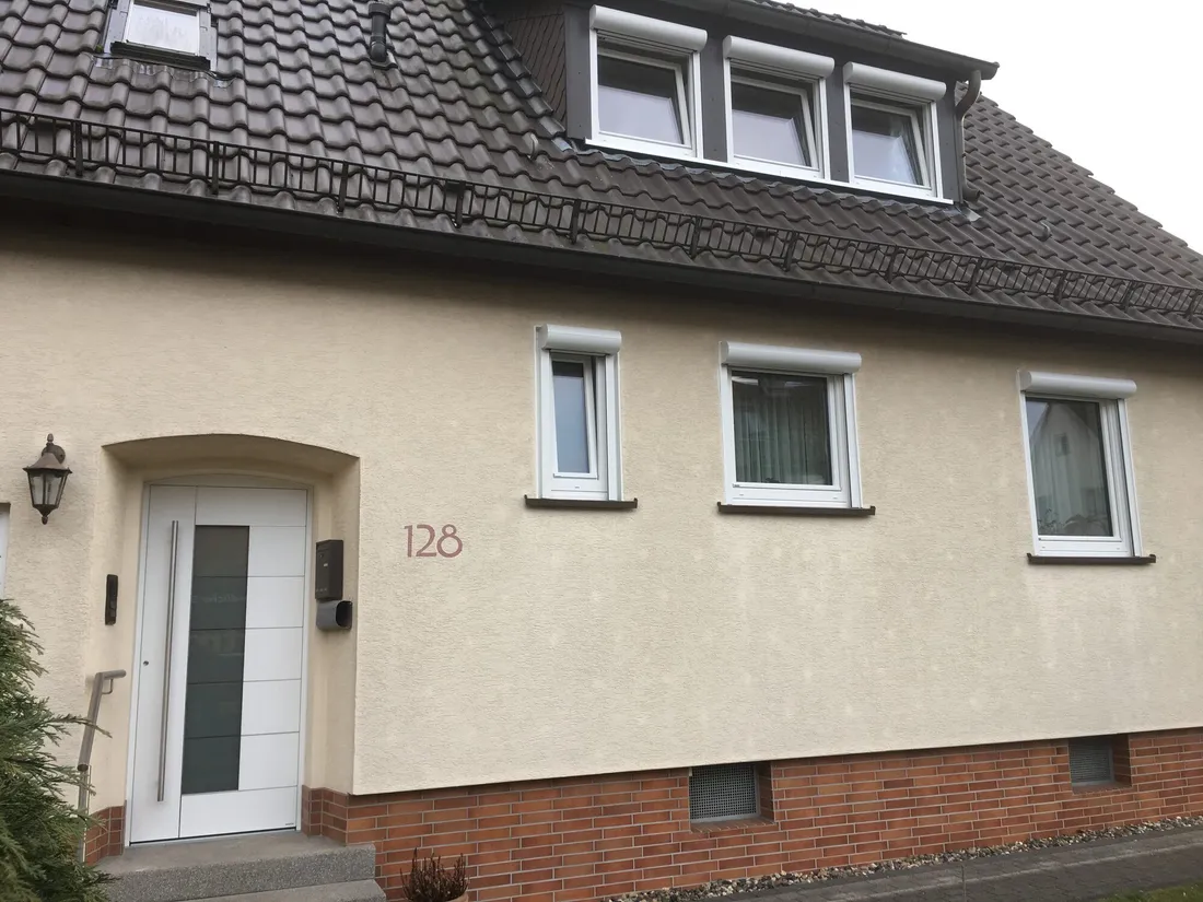 Doppelhaushälfte mit neuen weißen Fenstern und Haustür