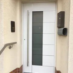Atris Haustür mit Edelstahllisenen im Detail