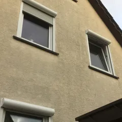 Giebelseite mit neuen Fenstern und Rollläden