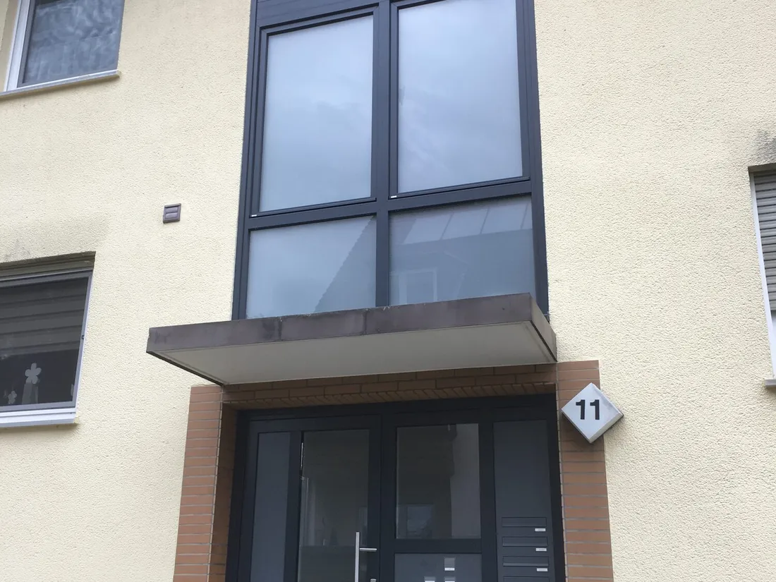 Mehrfamilienhaus mit durchgehendem Treppenhausfenster
