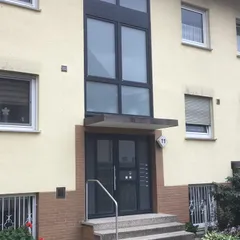 Treppenhausfenster über zwei Stockwerke
