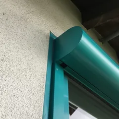Rollladenkasten in RAL-Farbe von der Seite