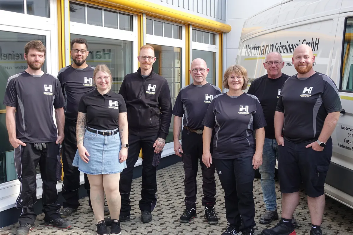Das Team der Schreinerei Hartmann vor dem Betrieb in Kassel