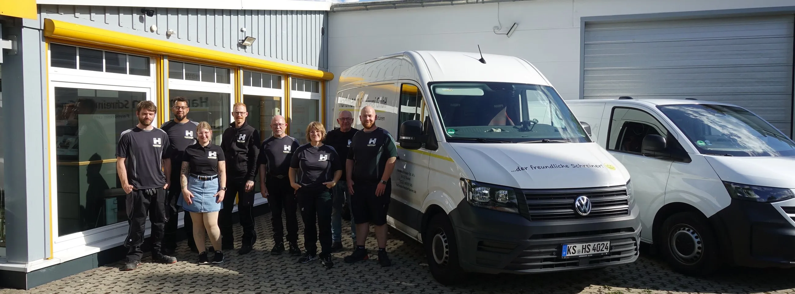 Das Team der Hartmann Schreinerei vor dem Betrieb in der Niedervellmarer Straße in Kassel