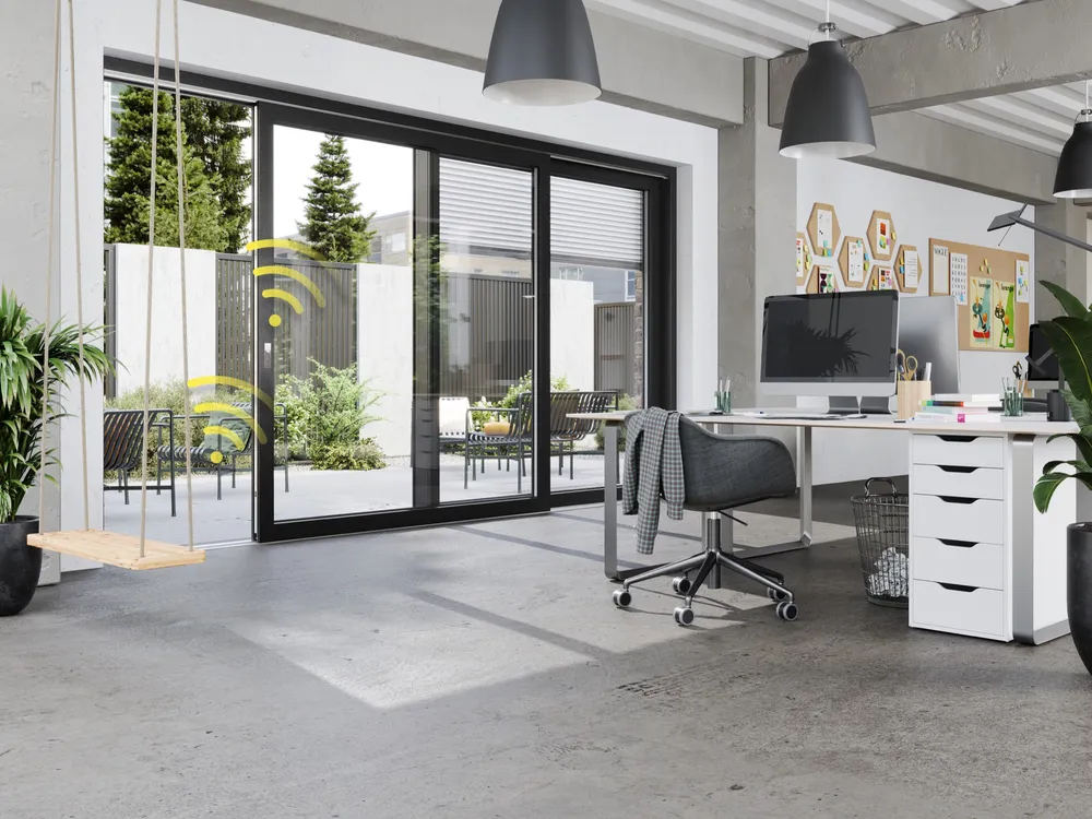 WERU Hebe-Schiebetür Alegra in Schwarz mit smartem Antrieb, Blick aus einem Büro auf die Terrasse